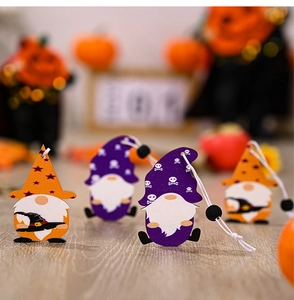 Détail de pendentifs gnomes d'Halloween en bois avec chapeaux de sorcier violets