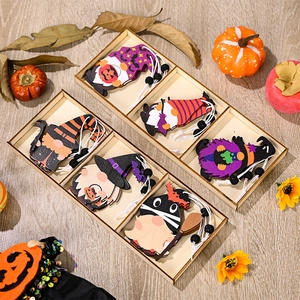Halloween-Gnome aus Holz mit Hexenhut und Kürbis in einer Holzaufbewahrungsbox