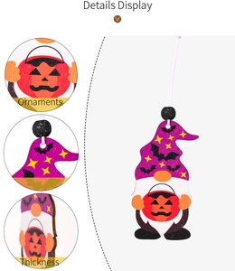 Detailansicht von mehrschichtigem Halloween-Wichtel-Holzanhänger mit Kürbis- und Fledermausdekor
