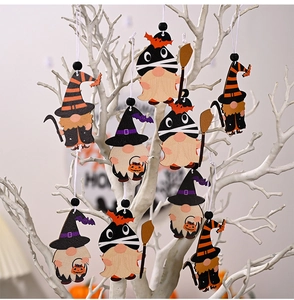 Detail von Halloween-Holzanhängern mit Zwergen-Motiven und Hüten an weißen Zweigen