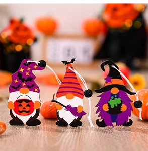 Detailansicht der Halloween-Holzanhänger mit Zwergen, Kürbis, Besen und Hexenkessel
