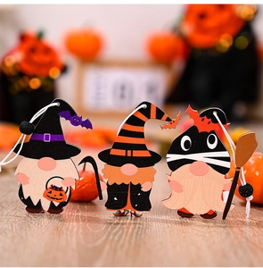 Detailansicht der Halloween-Holzzwerge mit Hexenhüten und dekorativen Hängeperlen