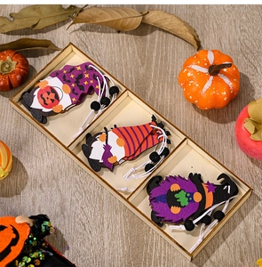 Detailaufnahme der Halloween-Wichtel aus Holz in einer Box mit herbstlicher Deko