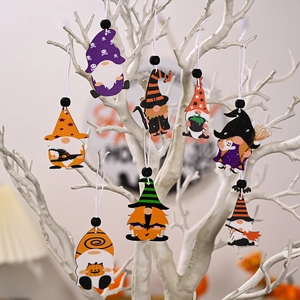 Décorations gnomes d'Halloween en bois avec citrouille et chapeau sur un arbre décoratif