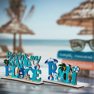 Dettaglio di decorazioni in legno a tema spiaggia con micro elementi estivi su legno