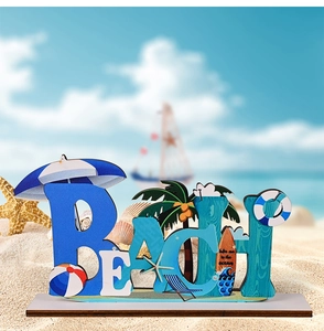 Dettaglio decorazione da tavolo BEACH in legno con palme e tavola da surf sulla sabbia
