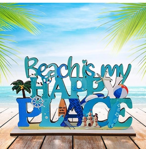 Dettaglio decorazione in legno Beach is my HAPPY PLACE con castello di sabbia e surf
