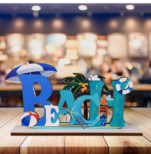 Dettaglio decorazione BEACH in legno con tavola da surf e motivi estivi marini