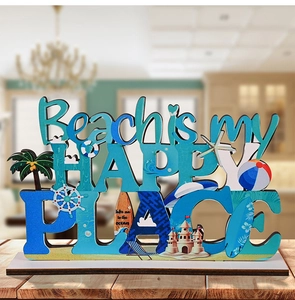 Dettaglio decorazione in legno con scritta Beach is my HAPPY PLACE e motivi nautici