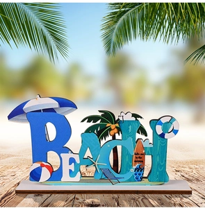Primo piano di lettere Beach in legno con elementi marini e decorazione surf