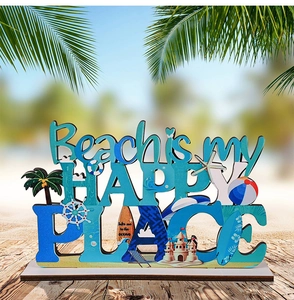 Dettaglio decoro in legno a tema spiaggia con testo Beach is my HAPPY PLACE e icone estive