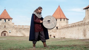 Detalle de tambor chamánico vikingo con patrones de nudos celticos y runas nórdicas blancas
