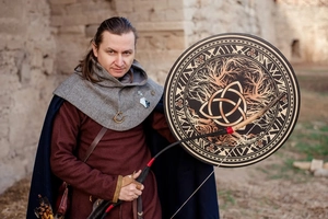 Detalle de escudo celta Triquetra con patrón del Árbol de la Vida y arco largo