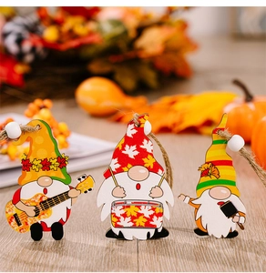 Nahaufnahme von Thanksgiving-Gnom-Holzanhängern mit Gitarren und Trommeln für Herbstdeko