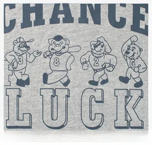 Dettaglio della t-shirt grigia in maglia con animali cartoon vintage e stampa blu navy