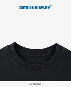 Gros plan sur l'encolure côtelée d'un t-shirt noir en coton pour enfants