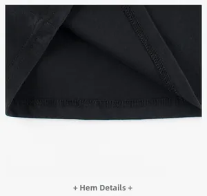 Gros plan sur les doubles coutures et les détails de l'ourlet de ce t-shirt noir pour enfants