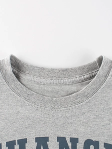 T-shirt classica a maniche lunghe grigia da bambino con girocollo a costine e stampa blu navy