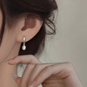 Elegant water drop pearl earrings in silver plating worn by a model for a daily look