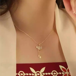 Collier en argent S925 avec pendentif en jade vert et pièces d'or sur un modèle féminin