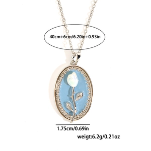 Collier avec pendentif rose en émail bleu clair et blanc avec détails de taille