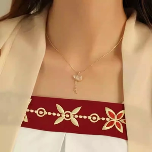 Détail du collier en argent S925 avec pendentif en jade sur le cou d'une femme