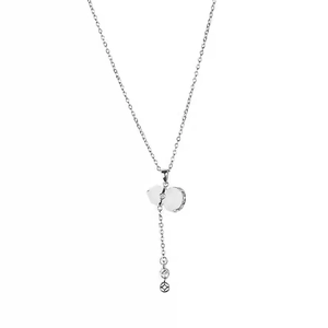 Détail du collier en argent S925 avec pendentif gourde en jade et gland élégant
