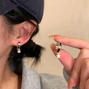 Créoles dorées chic avec étoile en émail noir et pendentifs en zircon étincelants