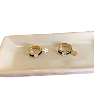 Boucles d'oreilles créoles dorées en émail noir avec pendentifs étoile et cristaux