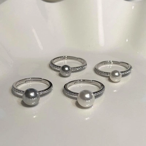 Lot de quatre bagues en argent S925 avec perles et diamants micro-pavé au design ouvert