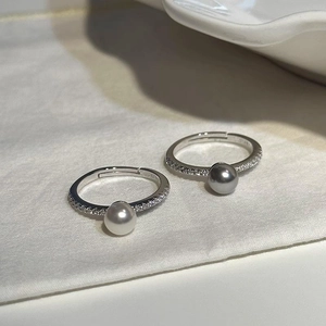 Bague en argent sterling S925 avec perle et zircons incrustés sur fond de soie blanche