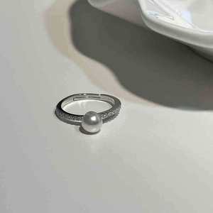 Détail macro d'une bague en argent S925 avec perle et accents de micro-pavage