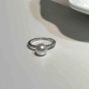 Vue macro d'une bague en argent S925 avec perle blanche et oxydes de zirconium pavés