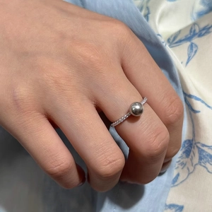 Vue détaillée bague perle grise avec sertissage de zircons sur anneau en argent