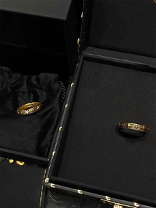 Nahaufnahme der Vintage Gold-Sternringe mit Zirkonia in einer edlen schwarzen Box
