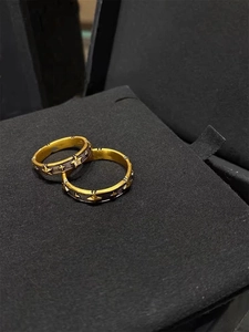 Nahaufnahme von Retro Goldstern-Ringen mit Zirkonia und Textur in einer Schmuckschatulle
