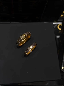 Makroaufnahme von Vintage Gold-Sternringen mit Zirkon-Inlay und gravierten Sternmustern