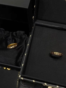 Detailansicht der Vintage-Goldsternringe mit Zirkon in einer Premium-Schmuckschatulle