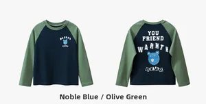 Vorder- und Rückansicht des Raglan-Langarmshirts mit Bärenprint und farblich abgesetzten Ärmeln