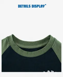 Detail von rundem Ripphalsausschnitt und Raglanärmeln am Kinder Langarm-T-Shirt