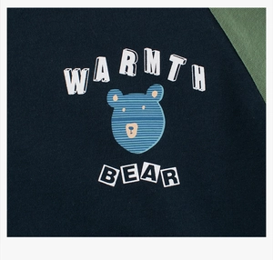 Detailansicht eines Kinder-Baumwoll-T-Shirts mit Warmth Bear-Cartoon-Print und Raglanärmeln