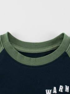 Langarm-T-Shirt für Kinder in Dunkelblau mit grünem Kragen und WARM-Print