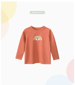 Détail d'un t-shirt en coton à manches longues pour enfant avec motif de chien mignon