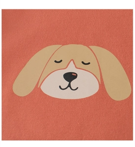 Gros plan du t-shirt orange à manches longues montrant la texture et l'imprimé chien