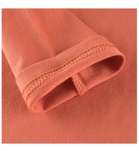 Vue détaillée de l'ourlet à double piqûre sur le poignet d'un t-shirt à manches longues