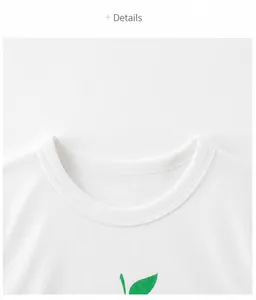 Detail des verstärkten Rippbündchen-Ausschnitts und Blattdrucks auf dem weißen Langarmshirt