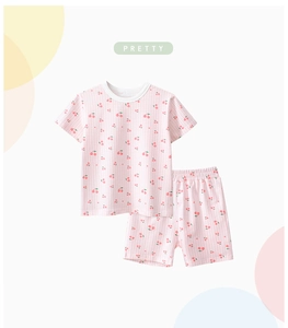 Détail de pyjama d'été rose pour enfants avec imprimé cerise et manches courtes en coton