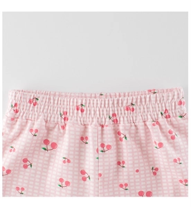 Gros plan détaillé de la taille élastique d'un pyjama à carreaux et cerises