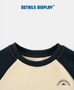 Détail de la doublure polaire et du col en maille côtelée pour ce sweat enfant