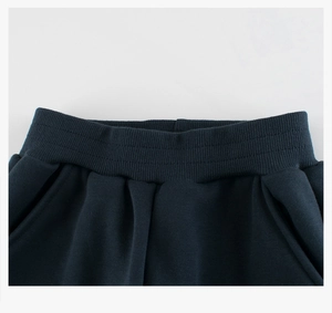 Détail de la taille élastiquée côtelée sur un pantalon de jogging épais pour garçon
